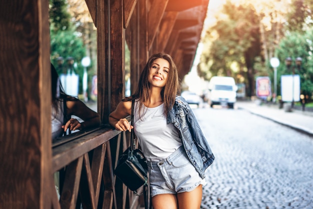 Jolie fille brune se réveiller dans la rue.