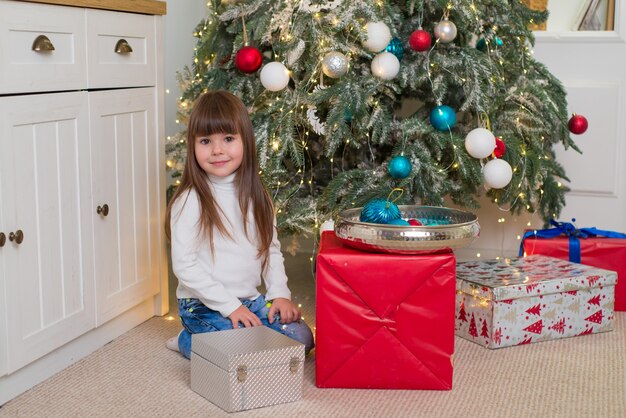 jolie fille avec des cadeaux à Noël