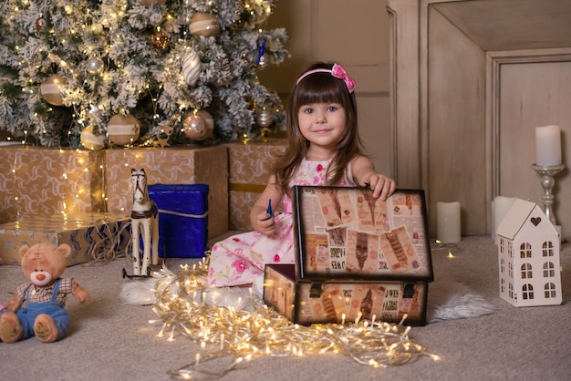 jolie fille avec des cadeaux à Noël