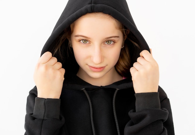 Photo jolie fille à capuche noire