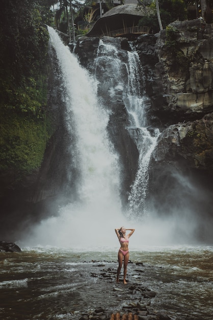 Jolie fille à la cascade de Tegenungan, Bali