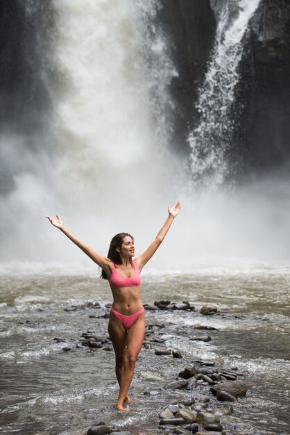 Jolie fille à la cascade de Tegenungan, Bali