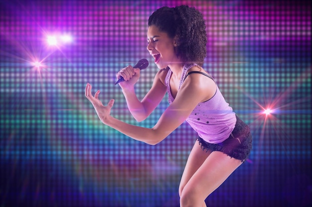 Jolie fille chantant sur fond disco cool généré numériquement