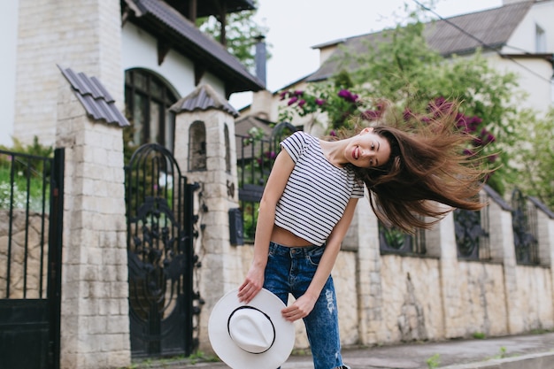 jolie fille avec un chapeau