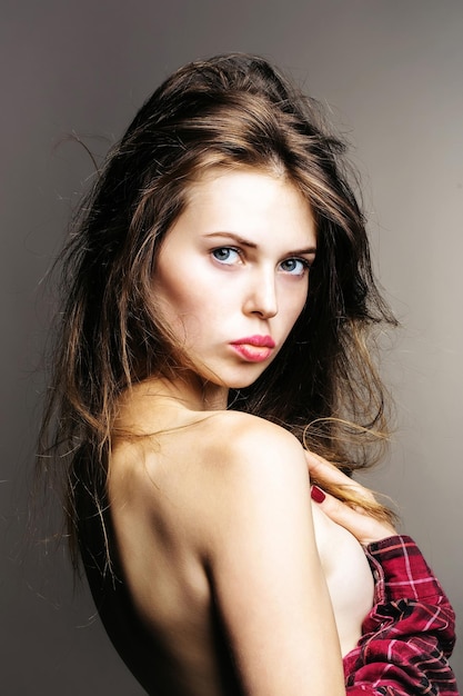 Jolie fille en chemise à carreaux rouge