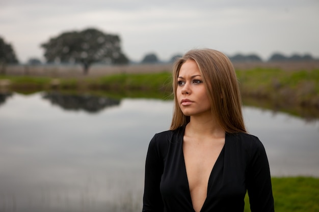 Jolie fille avec une chemise noire sur le terrain