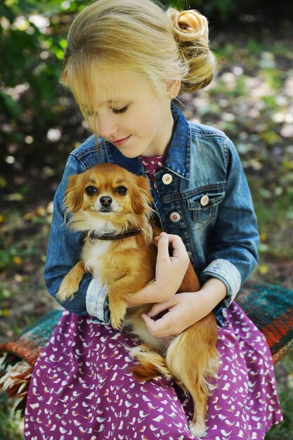 Jolie fille avec un chien