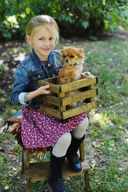 Jolie fille avec un chien