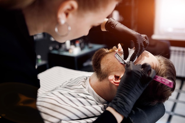 jolie fille de coiffeur coupant les cheveux