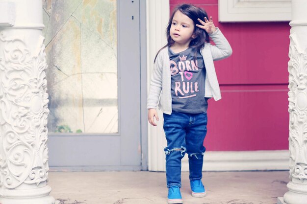 Photo une jolie fille contre le mur.