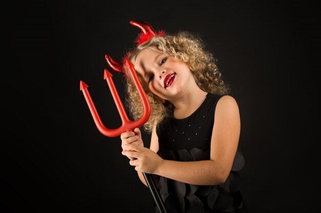 Jolie fille en costume de diables