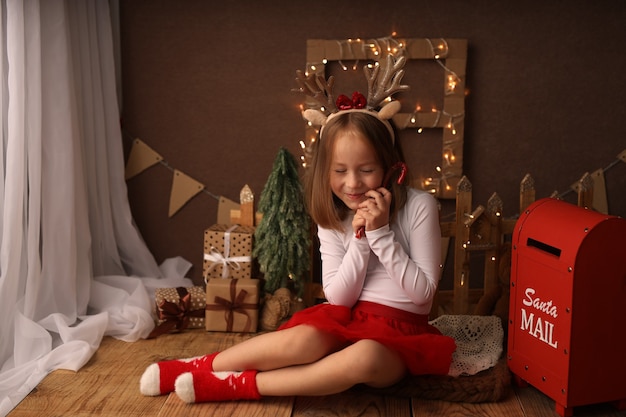 Une jolie fille en costume du Nouvel An tient une sucette