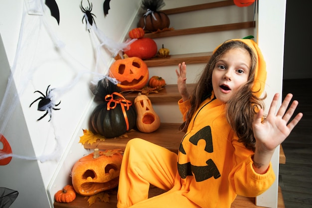 Jolie fille en costume d'halloween effrayant ses invités