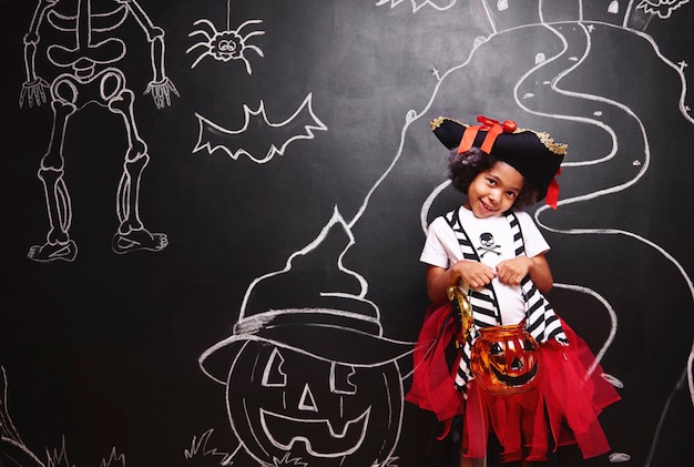 Jolie fille en costume de pirate à halloween