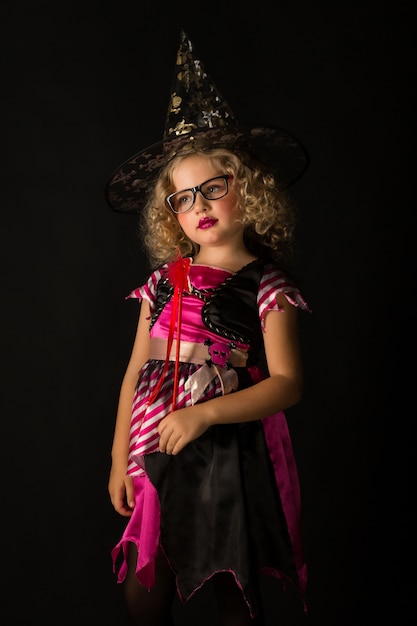 Jolie fille en costume de sorcière halloween