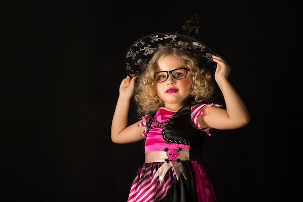 Jolie fille en costume de sorcière halloween