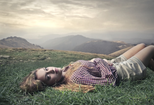 Jolie fille couchée dans la nature