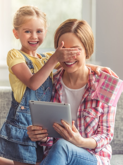 Jolie fille couvre ses yeux de maman