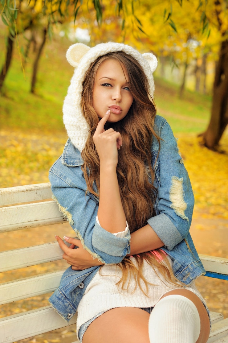 Photo jolie fille dans un bonnet d'ours tricoté.