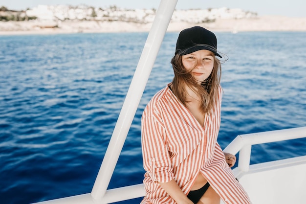 jolie fille dans une casquette en vacances dans un voyage en mer sur un concept de vacances de yacht resort