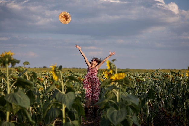 Jolie fille dans un champ de tournesols