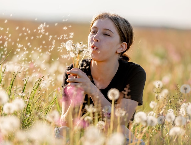 Jolie fille dans le champ