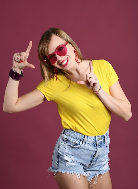 Jolie fille dans des lunettes roses