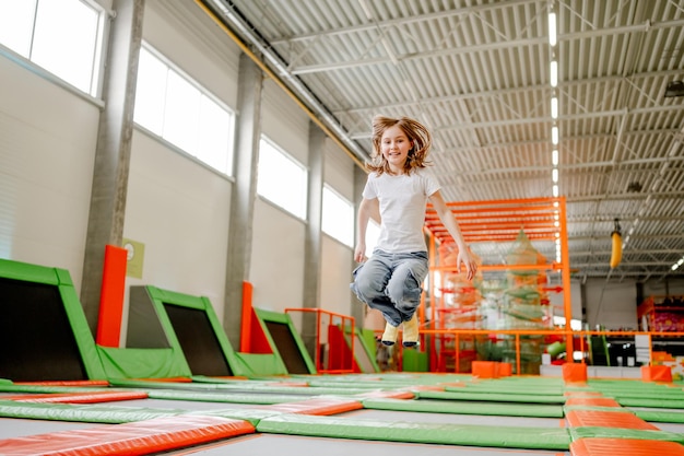 Photo jolie fille dans un parc de trampolines s'amusant