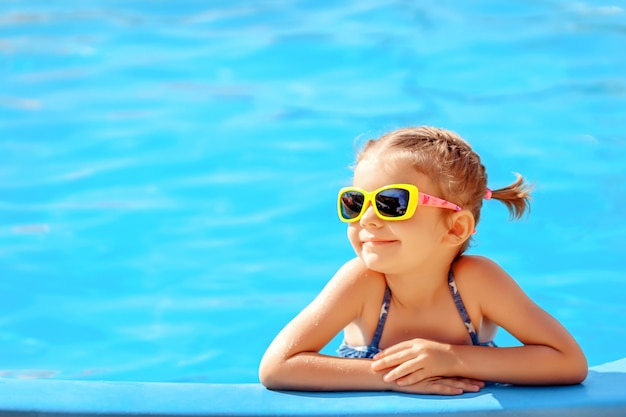 Jolie fille dans la piscine