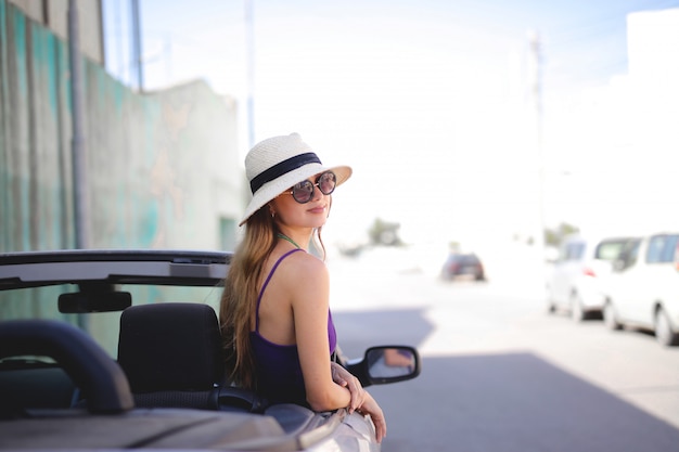 Jolie fille dans une voiture de sport