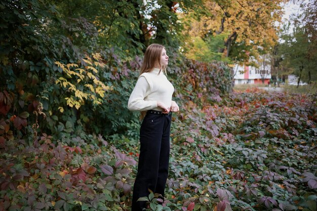 Jolie fille debout dans le jardin