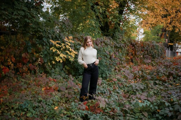 Jolie fille debout dans le jardin