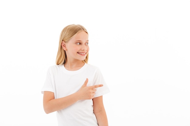 jolie fille debout isolé pointant.