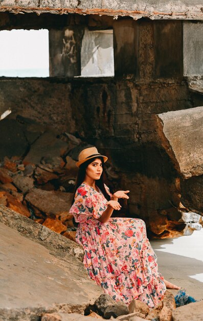 jolie fille décontractée avant pose assis sur la plage modèle pakistanais indien