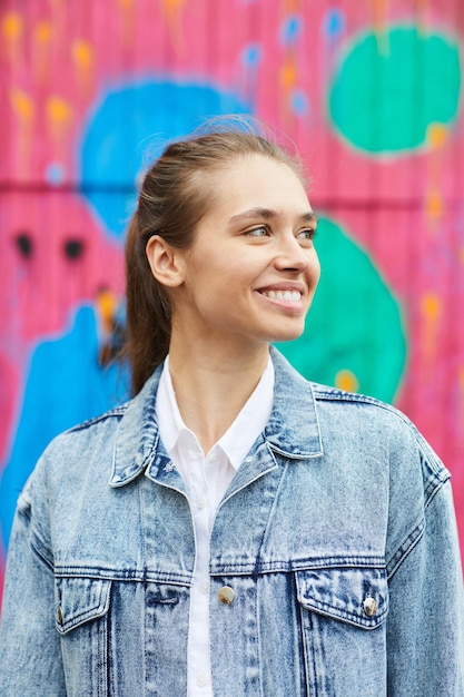 Jolie fille déterminée en veste en jean