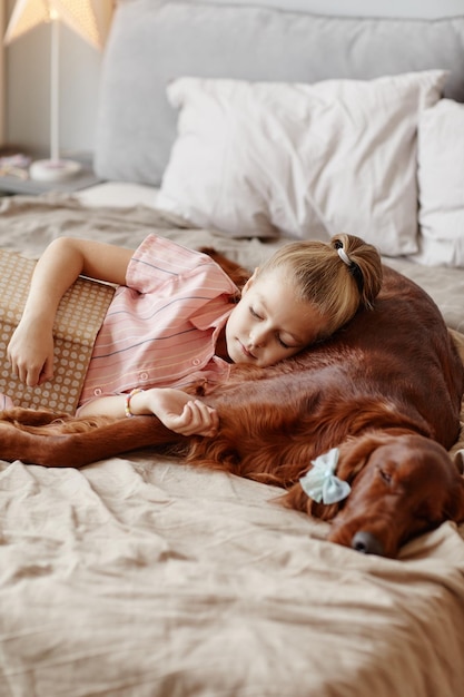 Jolie fille dormant avec un chien