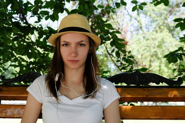 Jolie fille écoutant de la musique dans le parc