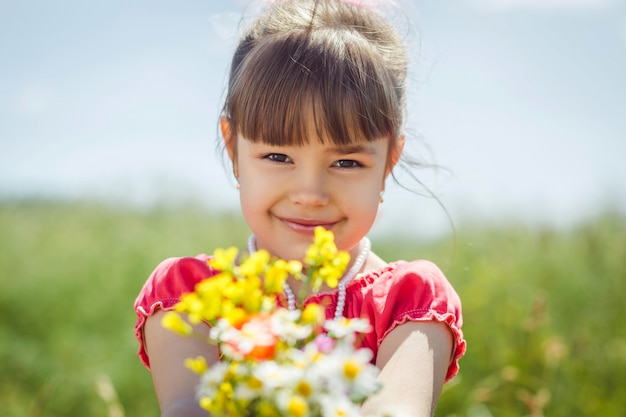 Jolie fille enfant avec des fleurs