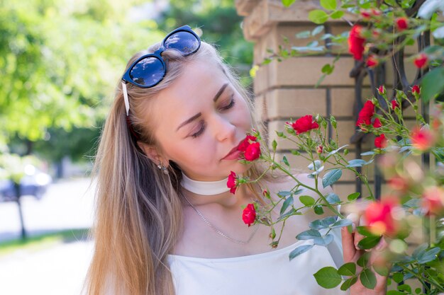 Jolie fille engageante avec de belles fleurs