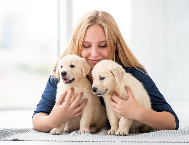 Jolie fille étreignant de beaux chiots