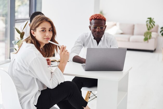 Jolie fille européenne Groupe de gens d'affaires afro-américains travaillant ensemble au bureau