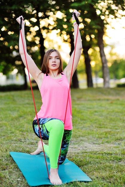 Jolie fille faisant du fitness en plein air