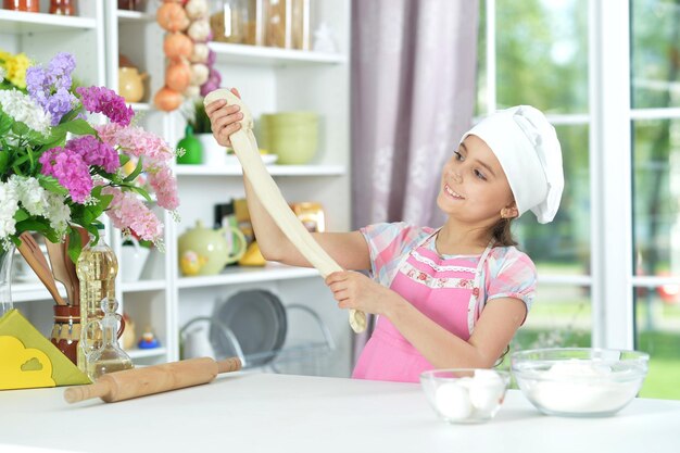 Jolie fille faisant de la pâte