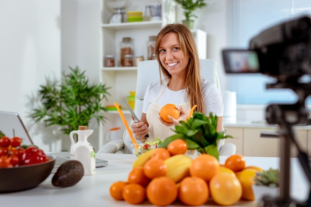 Jolie fille de fitness tenant son blog quotidien et expliquant à ses abonnés comment être en forme tout en mangeant sainement.