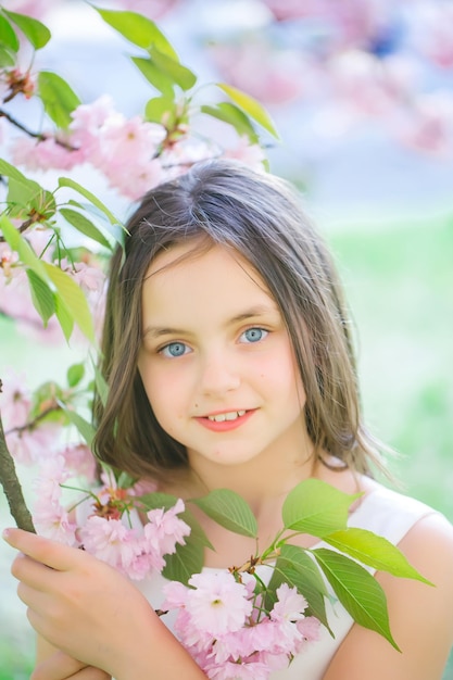 Jolie fille en fleur rose