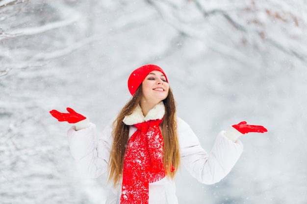 jolie fille garder les paumes et profiter de l'atmosphère dans le parc d'hiver