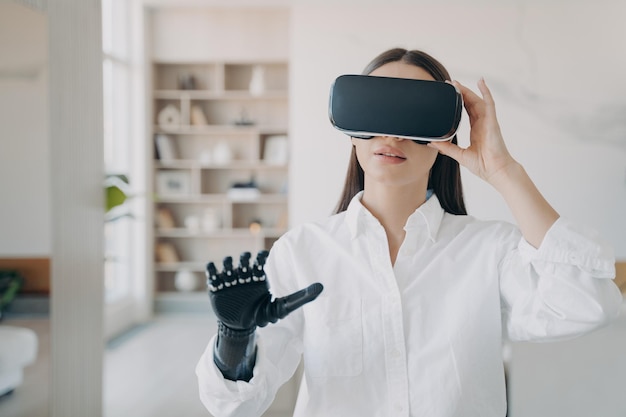 Jolie fille handicapée dans des lunettes vr à la maison Technologie médicale futuriste pour la réadaptation