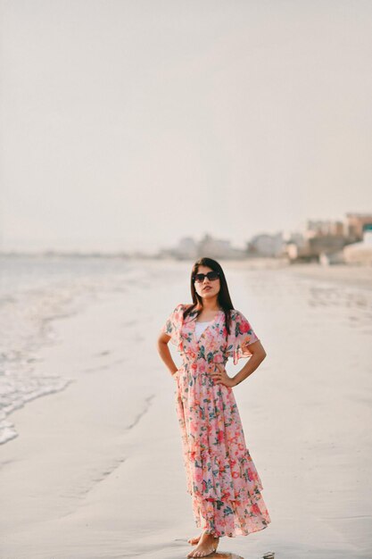 jolie fille heureuse décontractée regardant devant sur la plage modèle pakistanais indien