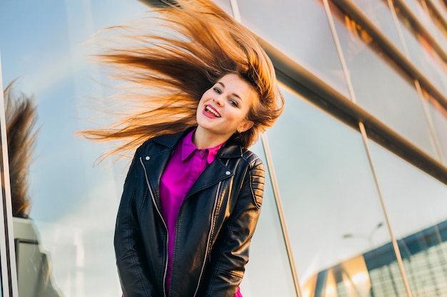 Jolie fille hipster jetant ses cheveux