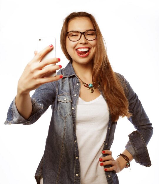 Jolie fille hipster prenant selfie Concept de style de vie jeune et heureux